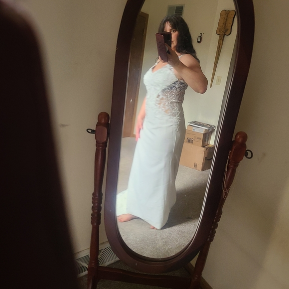 Elegant White Lace Wedding Dress - Picture 3 of 4